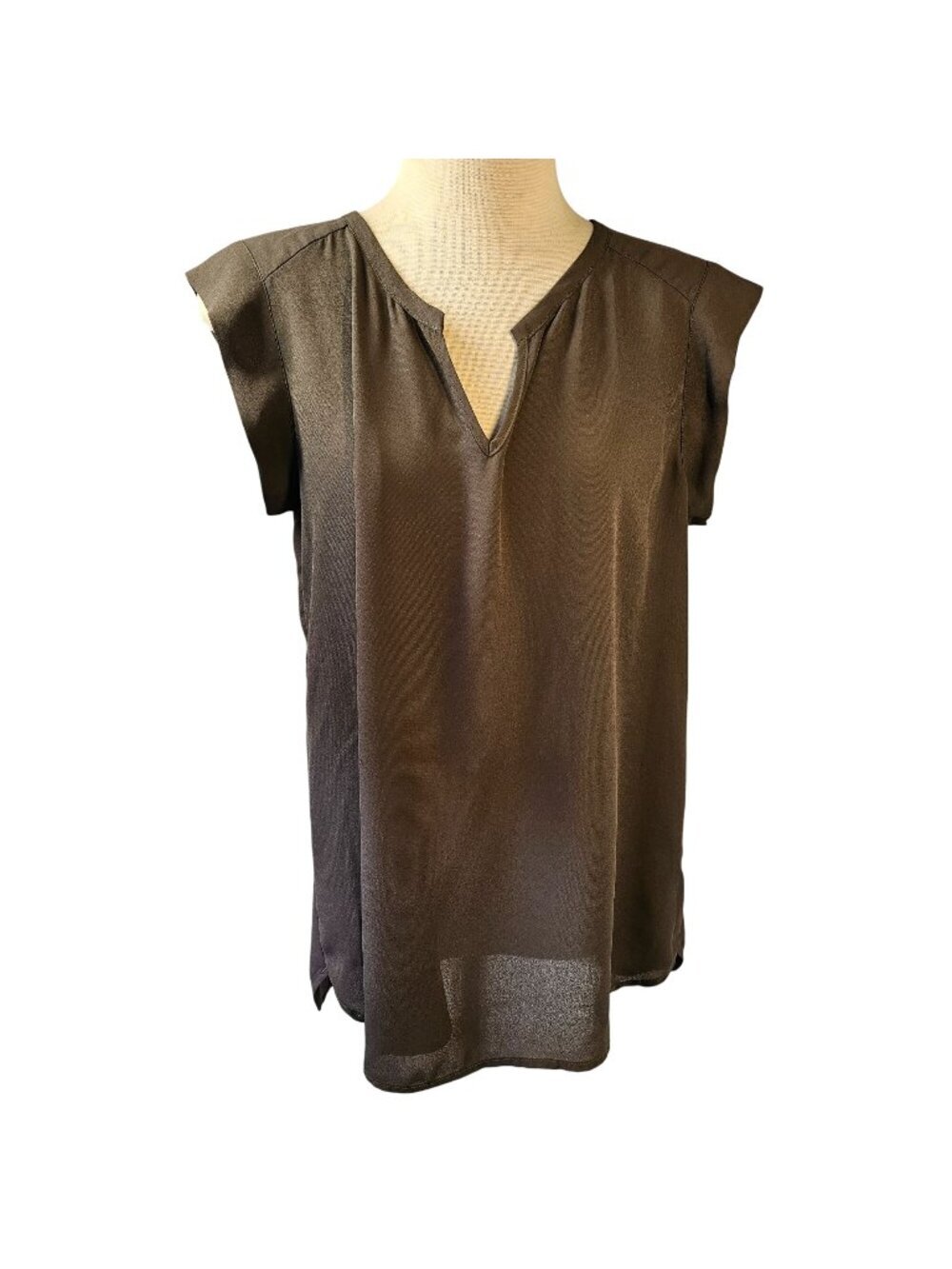 Pleione Women M Olive Green V Neck Blouse Pleated Back Cap Sleeve Curved Hem